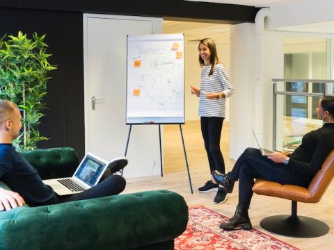 What Power BI features facilitate easy sharing and collaboration on reports