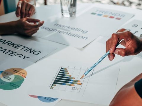 Can Power BI connect to and analyze data from cloud-based applications