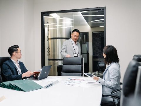 What Power BI features facilitate easy sharing and collaboration on reports